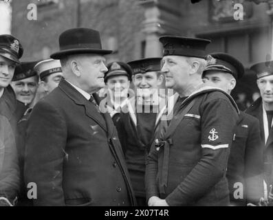 HOCHKOMMISSAR BESUCHT ZEALANDER IN PORTSMOUTH. 4. DEZEMBER 1943. HERR W J JORDAN, HOHER KOMMISSAR NEUSEELANDS, TRAF SICH IN BEGLEITUNG VON HERRN S R SKINNER, OFFIZIER FÜR NEUSEELÄNDISCHE MARINEANGELEGENHEITEN IN LONDON, UND SPRACH MIT DEN NEUSEELÄNDERN, DIE AUF HM-SCHIFFEN EINGESETZT WURDEN. Mr. Jordan spricht mit dem 46-jährigen Stoker James Cameron Anson, der Wellington, Neuseeland, vor 20 Jahren verließ, um nach Südafrika zu reisen, wo er 1940 zur südafrikanischen Marine kam Stockfoto