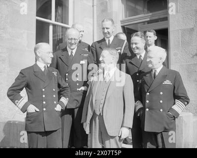 Am 19. September 1943 besuchte der US-Marineminister Colonel Frank Knox in Greenock eine britische Marinestützung und wurde von Admiral Sir Richard Hill mit anderen hochrangigen Offizieren getroffen. Stockfoto