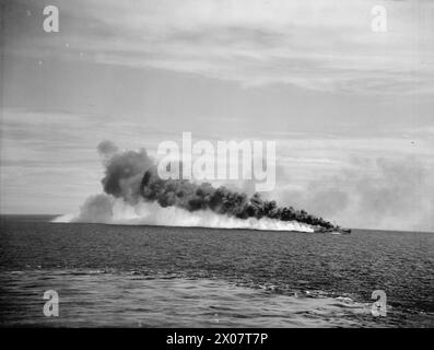 DER BRITISCHE ZERSTÖRER LEGT EINEN RAUCHSCHUTZ. MÄRZ 1943 AN BORD DER HMS RODNEY. - Eine Jagd, die sie gehen wird - rauchen Schirm vom Jagdklasse Zerstörer WHADDON während sie im Mittelmeer übt Stockfoto