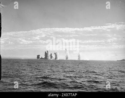 Die HMS Ark Royal, ein Flugzeugträger der Royal Navy, wird während des Zweiten Weltkriegs von italienischen Flugzeugen vor Sardinien angegriffen. Stockfoto