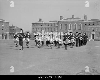 LEBEN IN DER HMS ST VINCENT, GOSPORT, 15. MÄRZ 1944 - Zeremonie zum Wachwechsel in der HMS ST VINCENT, dem Ausbildungszentrum der Royal Navy für Offizierskadetten der Air Branch. Die Marine Band spielt während der Zeremonie Royal Navy, ST VINCENT (HMS), Royal Navy, Corps of Royal Marines Stockfoto