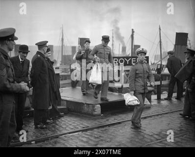 DEUTSCHE UND ITALIENISCHE GEFANGENE KOMMEN AUS NORDAFRIKA NACH GROSSBRITANNIEN. 18. DEZEMBER 1942, GREENOCK. - Gefangene, bestehend aus deutschen Fliegern, italienischen Marine und Handelsleuten, die in einem britischen Hafen aussteigen Stockfoto