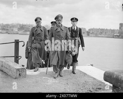 ROMMELS OFFIZIERE KOMMEN ALS GEFANGENE NACH GROSSBRITANNIEN. 30. MAI 1943, DEVONPORT. - Die Werft-Szene, als deutsche Offiziere von Rommels Armee als Kriegsgefangene aus Nordafrika ankamen Stockfoto