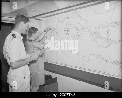 Während der Operation Husky vom 9. Bis 10. Juli 1943 überprüften zwei Männer auf der HMS Hilary die Konvoisbewegungen im Mittelmeer für die alliierte Invasion Siziliens. Stockfoto