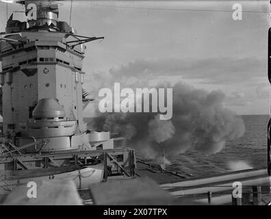 AN BORD DES SCHLACHTSCHIFFS HMS RODNEY AUF SEE. 1940. - HMS RODNEY feuert ihre Sechser Stockfoto