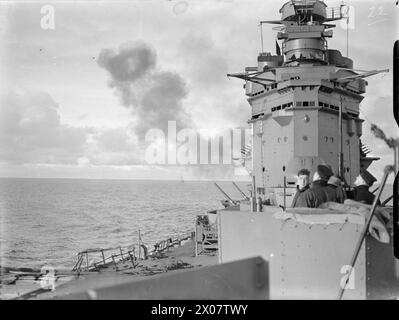 AN BORD DES SCHLACHTSCHIFFS HMS RODNEY AUF SEE. 1940. - RODNEY feuert ihre 4,7 Stockfoto