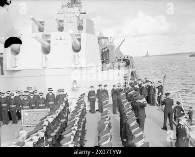 DER KÖNIG BESUCHT DIE HEIMATFLOTTE. 15. AUGUST 1943, SCAPA FLOW. DER KÖNIG BESUCHTE MÄNNER UND SCHIFFE DER HEIMATFLOTTE, ER GING AN BORD DES FLOTTENFÜHRERS HMS ONSLOW, DER IHN ZUM FLAGGSCHIFF HMS DUKE OF YORK BRACHTE. HIER TRAF DER KÖNIG AUF ADMIRAL SIR BRUCE A FRASER, KBE, CB, C-IN-C-FLOTTE. - Der König wird an Bord der HMS BELFAST angepeitscht Stockfoto