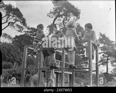 LEBEN IM TAPLEY PARK CHILDREN's HOME (DAS CHAIM WEIZMANN HEIM), INSTOW, DEVON, OKTOBER 1942 - Kinder spielen auf einem Klettergerüst auf dem Gelände des Chaim Weizmann Heims in Tapley Park, Instow, Devon Stockfoto