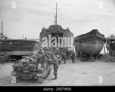 HINTER DER ARMEE. 16. MÄRZ 1943, SZENEN IM BONE HARBOUR, DIE ETWAS VON DER ROLLE DER NAVY BEIM TRIUMPH DER ARMEE IN NORDAFRIKA ZEIGEN. - Bren-Waffenträger werden in die HMS BACHAQUERO geladen, eine LST, die speziell für die Aufgabe gebaut wurde. Mehr als hundert wurden auf einer Reise mitgenommen, zusätzlich zu dem Rang und der Akte, wer sie bemannt Stockfoto