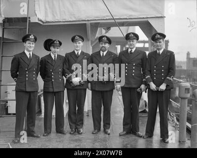 DER HOHE KOMMISSAR NEUSEELANDS BESUCHT CORVETTE. 24. FEBRUAR 1944, GREENOCK. DER HOHE KOMMISSAR VON NEUSEELAND, HERR JORDAN, BESUCHTE DIE NEUE BLUMENKLASSE CORVETTE, HMNZS ARABIS. - Offiziere der ARABIS. Von links nach rechts: Sub Lieut V W waren, von Matamata; Sub Lieut C E Smith von Tekuiti; Lieut J R Wilsn, von Dunedin; Lieut Cdr J H Seelye, von Dunedin; Lieut C S Evans, von New Plymouth, J H Cooper, von Hastings; alle RNZNVR Stockfoto