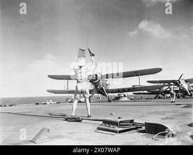 DER BRITISCHE FLUGZEUGTRÄGER HMS FORMIDABLE IM AKTIVEN DIENST. SEPTEMBER 1942. - Fairey Albacores wird auf dem Flugdeck ferngehalten Stockfoto