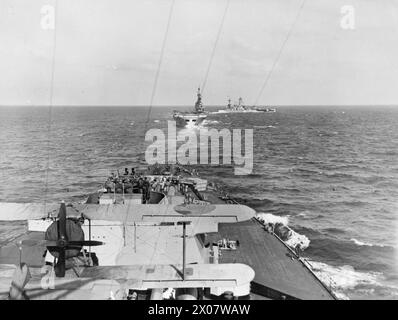 FLOTTENMANÖVER IM MITTELMEER. 16. MÄRZ 1943, AN BORD DES SCHLACHTSCHIFFS HMS RODNEY, FLOTTENAUSWEICHMANÖVER IM MITTELMEER, AUS SICHT DES SCHLACHTSCHIFFS HMS RODNEY. - HMS NELSON, der den Flugzeugträger HMS FORMIDABLE bei MANÖVERN gegen Luftangriffe anführt Stockfoto