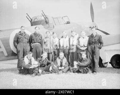 RAF-KAMPFKOMMANDO 1940 - Piloten und Schützen der No. 264 Squadron vor Boulton Paul Defiant Mk I N1585 PS-A, Mai 1940.hintere Reihe: Pilot Officer Guy L Hickman (KIA 31 Mai 1940); Flight Leutnant Nicholas 'Lanky' Cooke (KIA 31 Mai 1940); Staffelführer Philip Hunter (KIA 24. August 1940); Pilot Officer Michael H Young; Pilot Officer Gerald H Hackwood (KIA 20. November 1940); Pilot Officer Eric G Barwell; Pilot Officer Samuel R Thomas; Pilot Officer David Whitley (KIA 28. August 1940). erste Reihe: Flight Sergeant Edward R Thorn; Pilot Desmond H Kay (getötet am 19. Oktober 1944); Sergeant Arn Stockfoto