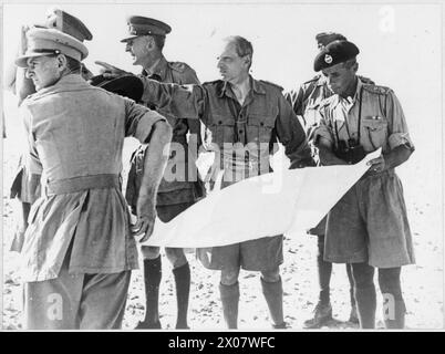 Brigadier Pip Roberts, Kommandeur der Grant-Panzer der Achten Armee, erhält Anweisungen von Feldmarschall Montgomery, begleitet von John Poston und Generalleutnant Brian Horrocks während des Zweiten Weltkriegs. Stockfoto