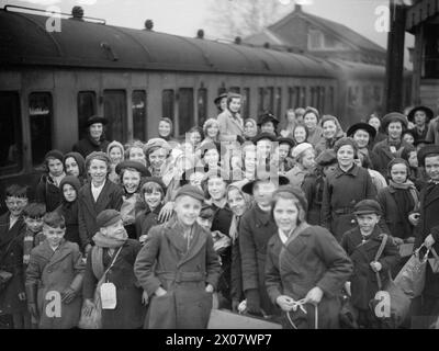 EVAKUIERTE VON BRISTOL NACH KINGSBRIDGE, DEVON, 1940 – Eine Gruppe von Evakuierten kommt am Bahnhof Brent an. Etwa 175 Kinder wurden zu dieser Zeit von Bristol in das Gebiet von Kingsbridge in Devon evakuiert Stockfoto