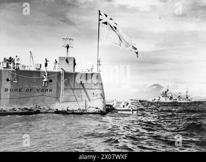 Am 28. August 1945 trifft die HMS Duke of York in Sagami Wan in Tokio ein, begleitet von der HMS König Georg V., wobei der Fujiyama im Hintergrund sichtbar ist. Stockfoto
