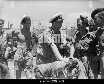 Während der Operation Husky vom 9. Bis 10. Juli 1943 befehligte Lieutenant Critcher, RNVR, ein Schiff, das Panzer, Geschütze, Männer und Munition zu Beginn der Invasion an die Küste Siziliens brachte. Stockfoto