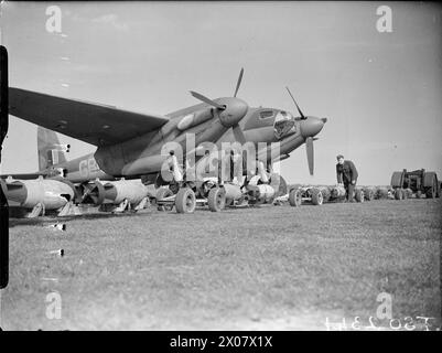 BOMBERKOMMANDO DER ROYAL AIR FORCE, 1942-1945. - Armourers bereiten sich vor, 500-Pfund-MC-Bomben in de Havilland Mosquito B Mark IV, DZ483 'GB-R', der No. 105 Squadron RAF in Marham, Norfolk, zu laden, um einen nächtlichen Angriff auf Berlin mit Flugzeugen der No. 2 Gruppe vorzubereiten. Zwei Wochen später stürzte die DZ483 bei Marham ab, als sie versuchte, auf einem Triebwerk zu landen, als sie von dem Angriff auf Jena zurückkehrte. Seine Besatzung, Flying Officer A J Rae und Flying Officer K S Bush, wurden beide getötet, Royal Air Force, 105 Squadron Stockfoto