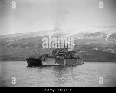 AN BORD DER HMS SIEGREICH. 23. BIS 28. JANUAR 1942 AN BORD DES FLUGZEUGTRÄGERS IN HVALFJORD, ISLAND. HMS VICTORIOUS UND ANDERE SCHIFFE DER FLOTTE PATROUILLIEREN IM NORDATLANTIK AUF DER SUCHE NACH DEM DEUTSCHEN SCHLACHTSCHIFF TIRPITZ. - Der Kreuzer HMS BERWICK betankt. Der Tanker ist auf der Steuerbordseite der HMS Berwick zu sehen Stockfoto