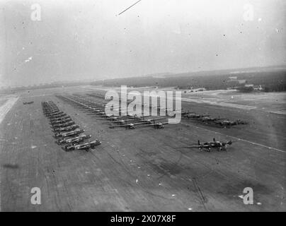 KÖNIGLICHE LUFTWAFFE: JAGDKOMMANDO, NR. 38 (LUFTWAFFE) GRUPPE RAF. - Operation VARSITY. General Aircraft Hamilcars und Airspeed Horsas, flankiert von Handley Page Halifax, Einem Mark VII Segelschlepper der Nrn. 298 und 644 Squadrons RAF, reihten an und starteten in Woodbridge, Suffolk. Das Woodbridge Emergency Landing Ground wurde am 19. März 1945 für fünf Tage geschlossen, da 68 Flugzeuge/Segelflugzeuge anflogen, von denen 60 an der Operation Royal Air Force, Expeditionary Air Wing, 34, Royal Air Force, Royal Air Force Regiment, Sqdn, 113, Royal Air Force, Royal Air Force Regiment, Sqdn, 1 Stockfoto