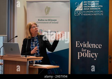 Professor Helen Russell spricht bei der Veröffentlichung des Berichts der ESRI and Shared Island Unit über Gender and Labour Market Inklusion auf der irischen Insel auf dem ESRI in Sir John Rogerson's Quay, Dublin. Bilddatum: Mittwoch, 10. April 2024. Stockfoto