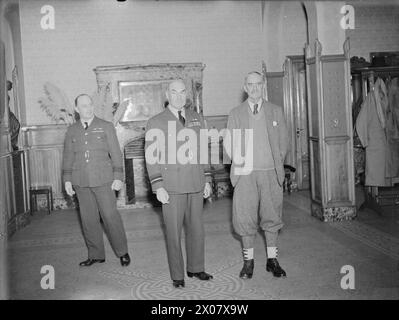 KÖNIGLICHE LUFTWAFFE: FRANKREICH, 1939-1940 - Premierminister Neville Chamberlain und Air Vize-Marshal P H L Playfair, Air Officer, Kommandant der Advanced Air Strike Force, im Hauptquartier der AASF im Chateau Polignac, Reims Chamberlain, Neville, Playfair, Patrick Henry Lyon, Royal Air Force, Advanced Air Strike Force Stockfoto