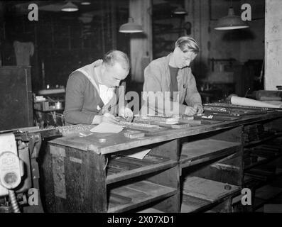 ZEITUNG DER BRITISCHEN PAZIFIKFLOTTE. AUGUST 1945, SYDNEY, AUSTRALIEN. PRODUKTION UND VERTRIEB DER EIGENEN ZEITUNG "PACIFIC POST" DER BRITISCHEN PAZIFIKFLOTTE DURCH DIE NAVY FÜR DIE NAVY. - Komponisten, die an dem "Stein" arbeiten, Able Seaman Albert White aus Hastings und Signalman Henry Bushnell aus Maidenhead Stockfoto