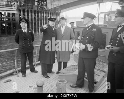 Colonel Frank Knox, US Navy Secretary, wurde am 23. September 1943 bei einem Abendessen im Royal Naval College Greenwich geehrt, nachdem er Seekadetten am Westminster Pier mit Herrn A V Alexander, Admiral Sir Martin R Dunbar-Nasmith, VC, KCB, DSC und Commander Coleman inspiziert hatte. RN. Stockfoto