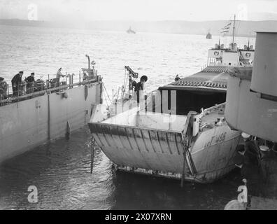 AN BORD DER HMS EASTWAY, DER ERSTEN ANLEGESTELLE. 30. NOVEMBER UND 1. DEZEMBER 1943, GREENOCK. - LCT (3) geht in den LSD Stockfoto