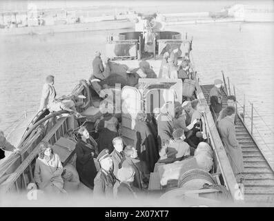 NAVY RETTET FLÜCHTLINGE IN ITALIEN. 2. NOVEMBER 1943, BARLETTA, ITALIEN, AN BORD DER LCI 316. DIE ROYAL NAVY BRINGT HUNDERTE VON IHREN HÄUSERN IN DEN DEUTSCHEN RÜCKZUGSORT ZURÜCK ZUM NÄCHSTEN HEIMATHAFEN. - Flüchtlinge im Landungsschiff, das sie nach Hause brachte, umgeben von ihren wenigen verbliebenen Sachen Stockfoto