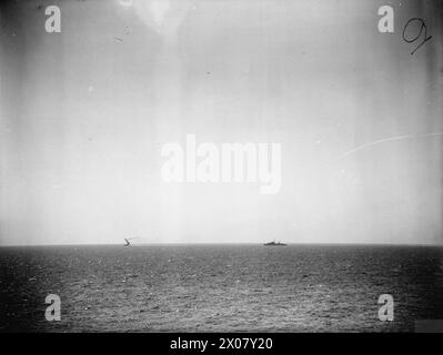 DAS ENDE DES BRITISCHEN FLUGZEUGTRÄGERS HMS EAGLE, WÄHREND ER IM KONVOISDIENST NACH MALTA WAR. AUGUST 1942. - Das EAGLE kappt Stockfoto