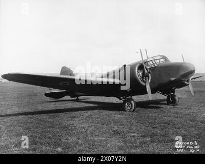 FLUGZEUGE DER ROYAL AIR FORCE 1939-1945: AIRSPEED AS.10 OXFORD. - Oxford Mark V, EB490, am Boden am Flughafen Portsmouth, Hampshire, nach Fertigstellung bei Airspeed Ltd Dieses Flugzeug diente später als Trainingsflugzeug in Kanada Stockfoto