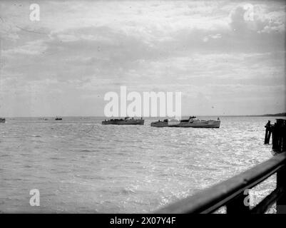 E-BOOTE UND E-BOOT ADMIRAL ERGEBEN SICH. 13. MAI 1945, HMS BEEHIVE, FELIXSTOWE. ZWEI DEUTSCHE E-BOOTE, DAS ERSTE ÜBERLANDBOOT, DAS SICH ERGAB, WURDEN VON 10 BRITISCHEN MTB'S BEGLEITET AN BORD EINES DER E-BOOTE WAR KONTERADMIRAL KARL BRUNING, DER FÜR DEN E-BOOT-BETRIEB VERANTWORTLICH WAR UND DIE KAPITULATION UNTERZEICHNETE. - Die E-Boote fahren in den Hafen von Felixstowe Stockfoto