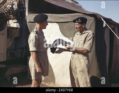 GENERAL BERNARD MONTGOMERY, KOMMANDEUR DER ACHTEN ARMEE, ITALIEN, 30. SEPTEMBER 1943 – General Montgomery wird von seinem batman, Corporal W English, im Lager des Hauptquartiers der 8. Armee in Italien einen Schal überreicht. Corporal English aus Erith ist seit Alamein Montgomery, Bernard Law, der britischen Armee, der batman des Generals Stockfoto