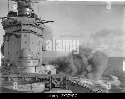 AN BORD DES SCHLACHTSCHIFFS HMS RODNEY AUF SEE. 1940. - HMS RODNEY feuert ihre Sechser Stockfoto