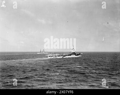 FLOTTENMANÖVER IM MITTELMEER. 16. MÄRZ 1943, AN BORD DES SCHLACHTSCHIFFS HMS RODNEY, FLOTTENAUSWEICHMANÖVER IM MITTELMEER, AUS SICHT DES SCHLACHTSCHIFFS HMS RODNEY. - HMS NELSON und der Flugzeugträger HMS FORMIDABLE, wie man sie während der MANÖVER von der RODNEY aus gesehen hat Stockfoto