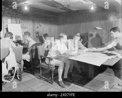 Captain P.S. Smith und Brigadier R.H. Senior diskutieren Pläne im Operationssaal an Bord des Truppenschiffes HMS Winchester Castle während der Operation Husky, die Landungen auf Sizilien, vom 9. Bis 10. Juli 1943. Stockfoto