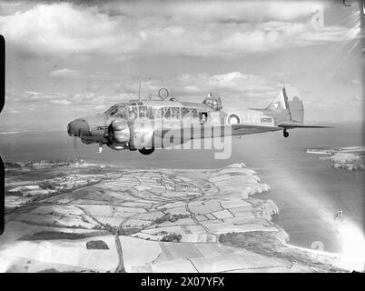 Zwei Avro 625A Anson Mark I Flugzeuge, K6285 und N9742 der No. 321 (Dutch) Squadron RAF, sind im Flug nordwestlich von Tenby; K6285 hat Markierungen der No. 217 Squadron RAF erhalten. Stockfoto
