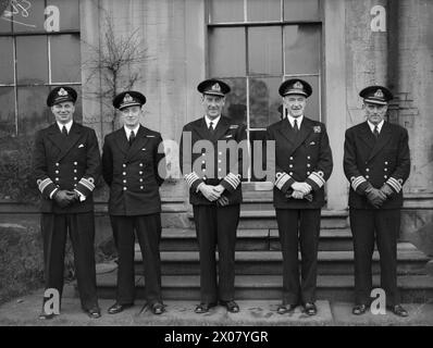 FIFTH SEA LORD VERLEIHT AUSZUBILDENDEN AUS DER FLOTTE PREISE. 15. UND 16. DEZEMBER 1943, ROYAL MARINEFLUGSTRAININGS, NEWCASTLE-UNDER-LYME. DER FÜNFTE SEA LORD UND CHEF DER MARINEFLUGAUSRÜSTUNG, KONTERADMIRAL D W BOYD, CBE, DSC, ÜBERREICHTE PREISE FÜR DIE AUSSCHEIDUNGSZEIT DER FLOTTENLUFTWAFFENAUSZUBILDENDEN BEI DER R N A T E. - DER FÜNFTE SEA LORD MIT LEITENDEN OFFIZIEREN DER RNATE Stockfoto