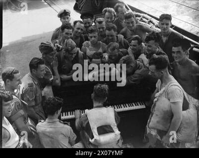 Am 9-10. Juli 1943 versammelten sich Männer der 51. Highland Division auf Deck der HMS Prinses Beatrix zu einem Singlied vor Beginn der sizilianischen Landung während der Operation Husky. Stockfoto