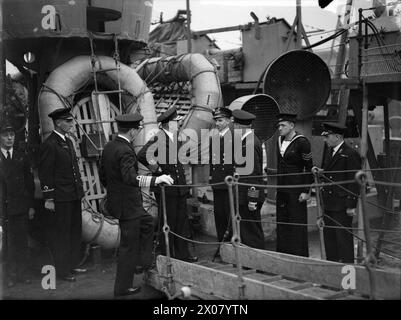 FIRST SEA LORD BESUCHT SCHIFFE, DIE IM KAMPF AUF DEM ATLANTIK KÄMPFEN. 6. SEPTEMBER 1941 AN BORD VERSCHIEDENER SCHIFFE IN EINEM HEIMATHAFEN. ADMIRAL DER FLOTTE SIR DUDLEY POUND, GCB, GCVO, FIRST SEA LORD UND CHIEF OF MARINESTAB, BESUCHTE ZERSTÖRER UND BEGLEITSCHIFFE IN EINEM HEIMATHAFEN, UM MIT DEN OFFIZIEREN UND MÄNNERN ZU SPRECHEN, DIE KRIEG GEGEN DEN DEUTSCHEN VERSUCH FÜHREN, GROSSBRITANNIEN ZU BLOCKIEREN. - Ich spreche mit einem Offizier an Bord eines Zerstörers Noble, Percy Lockhart Harnam, Pound, Alfred Dudley Pickman Rogers Stockfoto