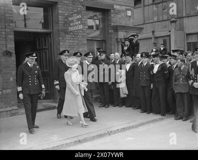 BESUCH DES KÖNIGS UND DER KÖNIGIN IN BELFAST AUF DER HMS PHOEBE. 1942. - Der König und die Königin verließen den Pollock Club, die Missionen zum Seaman's Institute, die sie während ihrer Tour besuchten Stockfoto