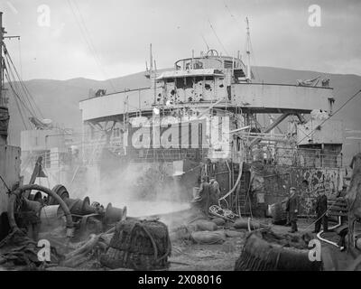 BOMBENSCHADEN AN SS DELIUS, EINEM HANDELSSCHIFF, DAS VON EINER LUFTBOMBE GETROFFEN WURDE. 3. DEZEMBER 1943, GREENOCK. - Blick auf den gesprengten Aufbau Stockfoto