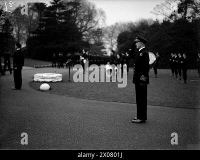 FIFTH SEA LORD VERLEIHT AUSZUBILDENDEN AUS DER FLOTTE PREISE. 15. UND 16. DEZEMBER 1943, ROYAL MARINEFLUGSTRAININGS, NEWCASTLE-UNDER-LYME. DER FÜNFTE SEA LORD UND CHEF DER MARINEFLUGAUSRÜSTUNG, KONTERADMIRAL D W BOYD, CBE, DSC, ÜBERREICHTE PREISE FÜR DIE AUSSCHEIDUNGSZEIT DER FLOTTENLUFTWAFFENAUSZUBILDENDEN AN DER R N A T E. - der fünfte SEA Lord an der Saluting Base, während die Auszubildenden vorbeiziehen Stockfoto