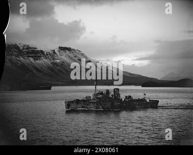 AN BORD DER HMS SIEGREICH. 23. BIS 28. JANUAR 1942 AN BORD DES FLUGZEUGTRÄGERS IN HVALFJORD, ISLAND. HMS VICTORIOUS UND ANDERE SCHIFFE DER FLOTTE PATROUILLIEREN IM NORDATLANTIK AUF DER SUCHE NACH DEM DEUTSCHEN SCHLACHTSCHIFF TIRPITZ. - FFS ACONIT, die Freie französische Schaluppe, die Hvalfjord FFS Aconit (ex-HMS ACONITE, übergeben an Französisch 07-1941) verlässt Stockfoto