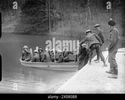 DIE BRITISCHE ARMEE IM VEREINIGTEN KÖNIGREICH 1939-45 - die Männer der London Irish Rifles trainierten im Schiffsverkehr auf einem See im Pippington Park, East Grinstead, April 1940 British Army, London Irish Rifles, Royal Ulster Rifles, 1st Battalion Stockfoto