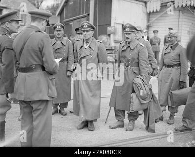 ROMMELS OFFIZIERE KOMMEN ALS GEFANGENE NACH GROSSBRITANNIEN. 30. MAI 1943, DEVONPORT. - Die Werft-Szene, als deutsche Offiziere von Rommels Armee als Kriegsgefangene aus Nordafrika ankamen Stockfoto