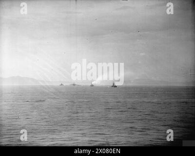 DIE ITALIENISCHE FLOTTE ERGIBT SICH. 10. SEPTEMBER 1943 AN BORD DER HMS WARSPITE IM MITTELMEER. HMS WARSPITE, HMS TAPFER UND EINHEITEN DER BRITISCHEN ZERSTÖRERFLOTILLAS, ESKORTIERTE DAS RÜCKGRAT DER ITALIENISCHEN MARINE NACH MALTA, UM SICH ZU ERGEBEN. DIE ITALIENISCHE STREITMACHT, DIE VOR DER NORDAFRIKANISCHEN KÜSTE EIN TREFFEN MACHTE, BESTAND AUS ZWEI SCHLACHTSCHIFFEN, FÜNF KREUZERN UND VIER ZERSTÖRERN. - WARSPITE's Schiff stand an den Aktionsstationen, als der Start, mit Admiral Cunninghams Vertreter, sich dem Flaggschiff des italienischen Admiral vor der nordafrikanischen Küste näherte Stockfoto