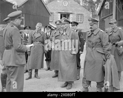 ROMMELS OFFIZIERE KOMMEN ALS GEFANGENE NACH GROSSBRITANNIEN. 30. MAI 1943, DEVONPORT. - Die Werft-Szene, als deutsche Offiziere von Rommels Armee als Kriegsgefangene aus Nordafrika ankamen Stockfoto