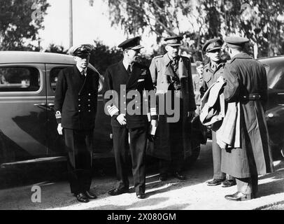 Präsident Roosevelt und Herr Churchill treffen sich am 14. Januar 1943 in der Nähe von Casablanca, um die Strategie der Alliierten zu koordinieren, zusammen mit den Stabschefs und den französischen Generälen de Gaulle und Giraud. Vizeadmiral Lord Louis Mountbatten ist anwesend. Stockfoto